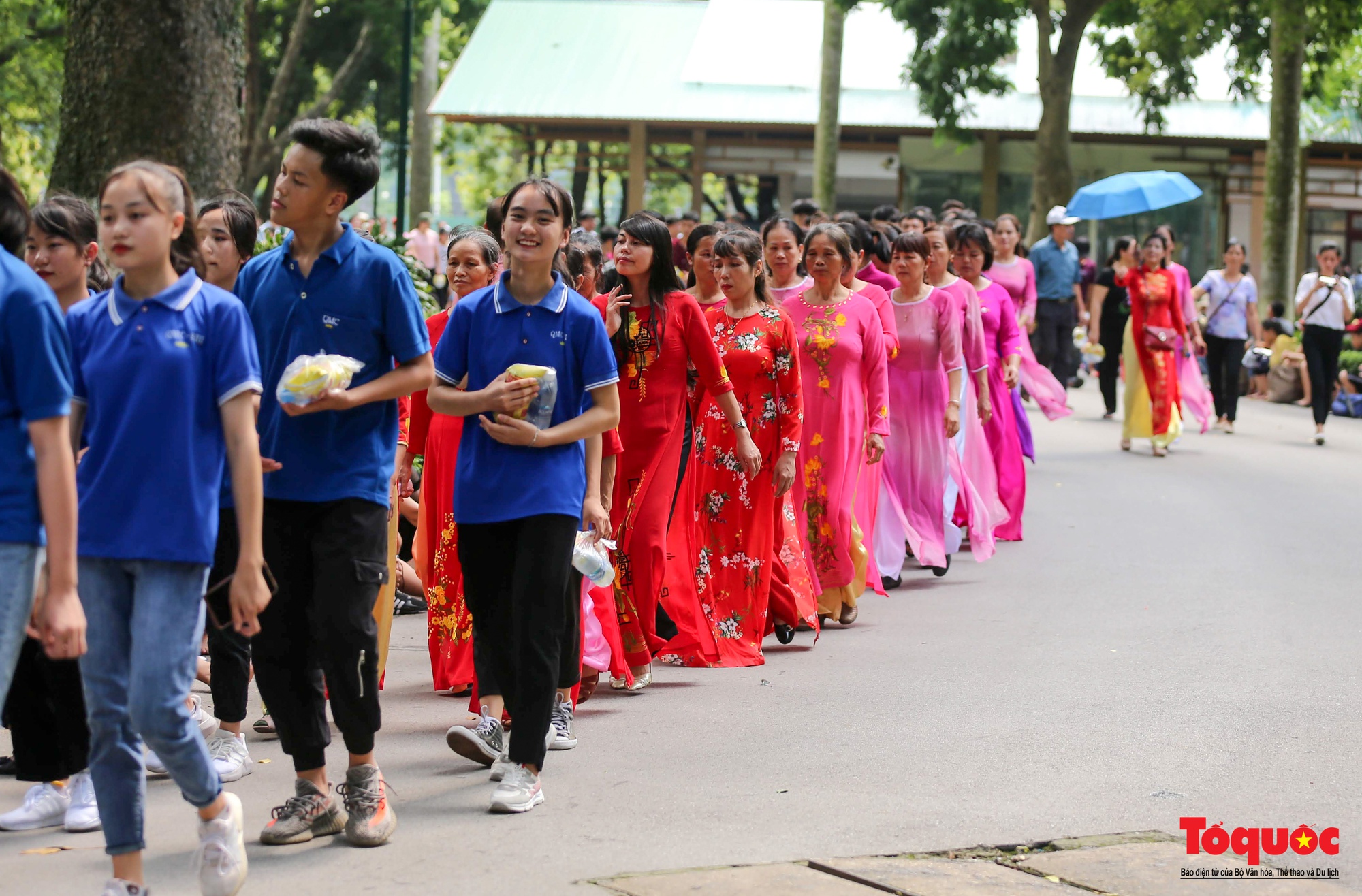 Dòng người nối dài, xếp hàng vào Lăng viếng Bác trong ngày Quốc khánh 2-9 - Ảnh 17.