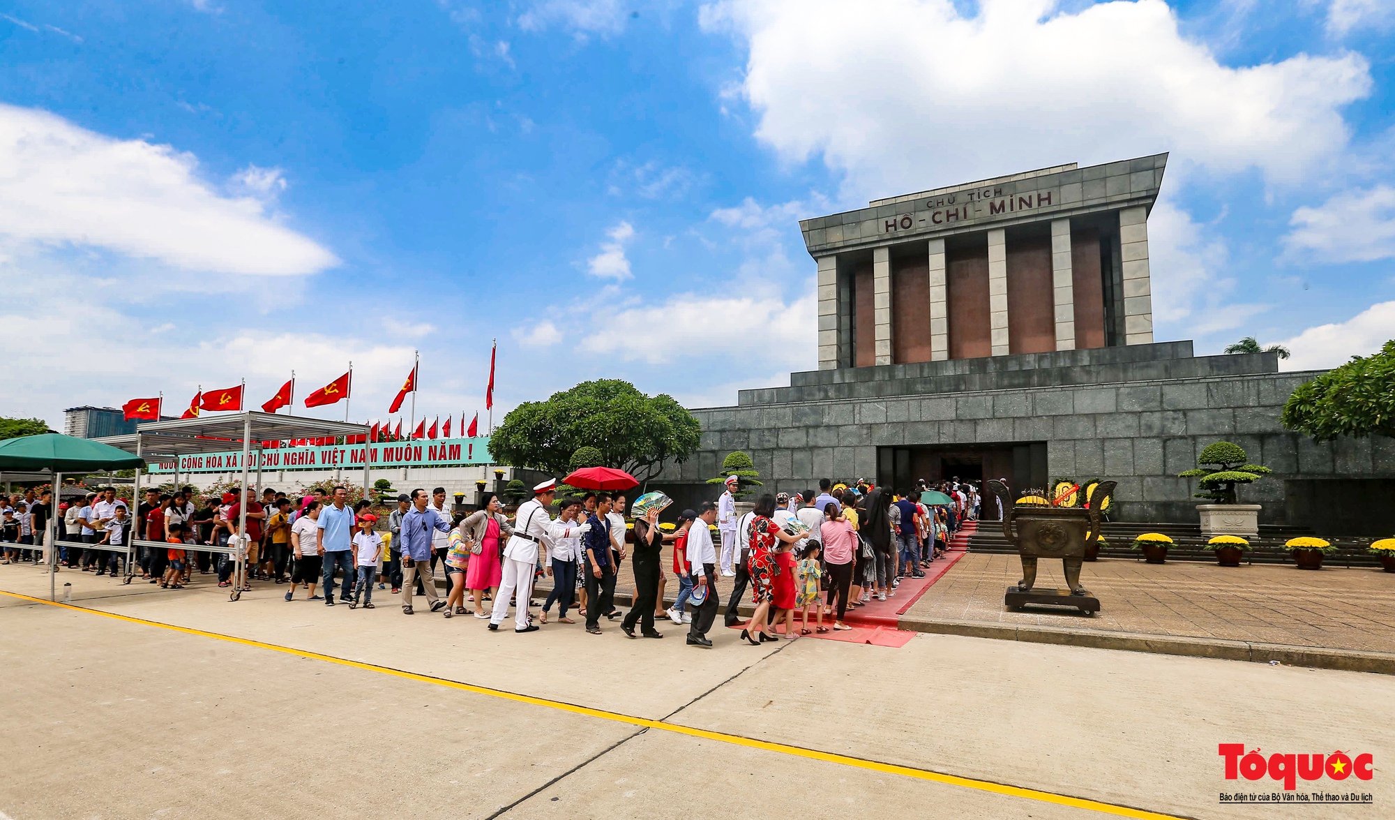 Dòng người nối dài, xếp hàng vào Lăng viếng Bác trong ngày Quốc khánh 2-9 - Ảnh 11.