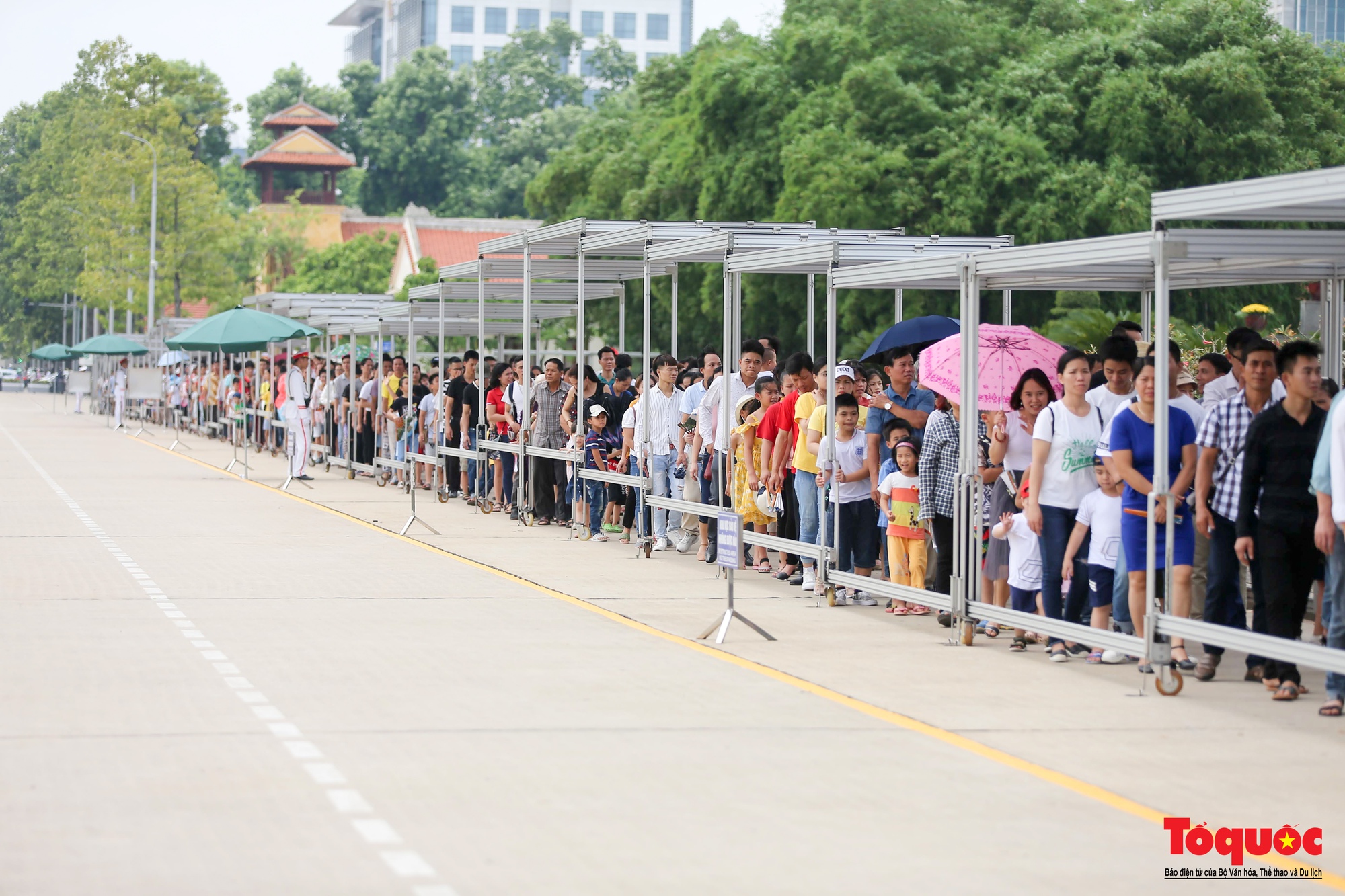 Dòng người nối dài, xếp hàng vào Lăng viếng Bác trong ngày Quốc khánh 2-9 - Ảnh 13.