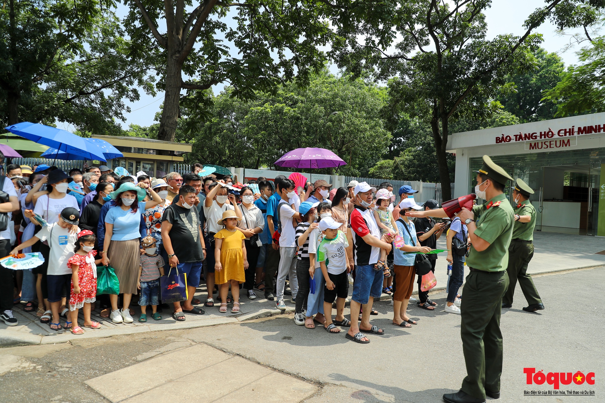 Dòng người nối dài, xếp hàng vào Lăng viếng Bác trong ngày Quốc khánh 2-9 - Ảnh 5.