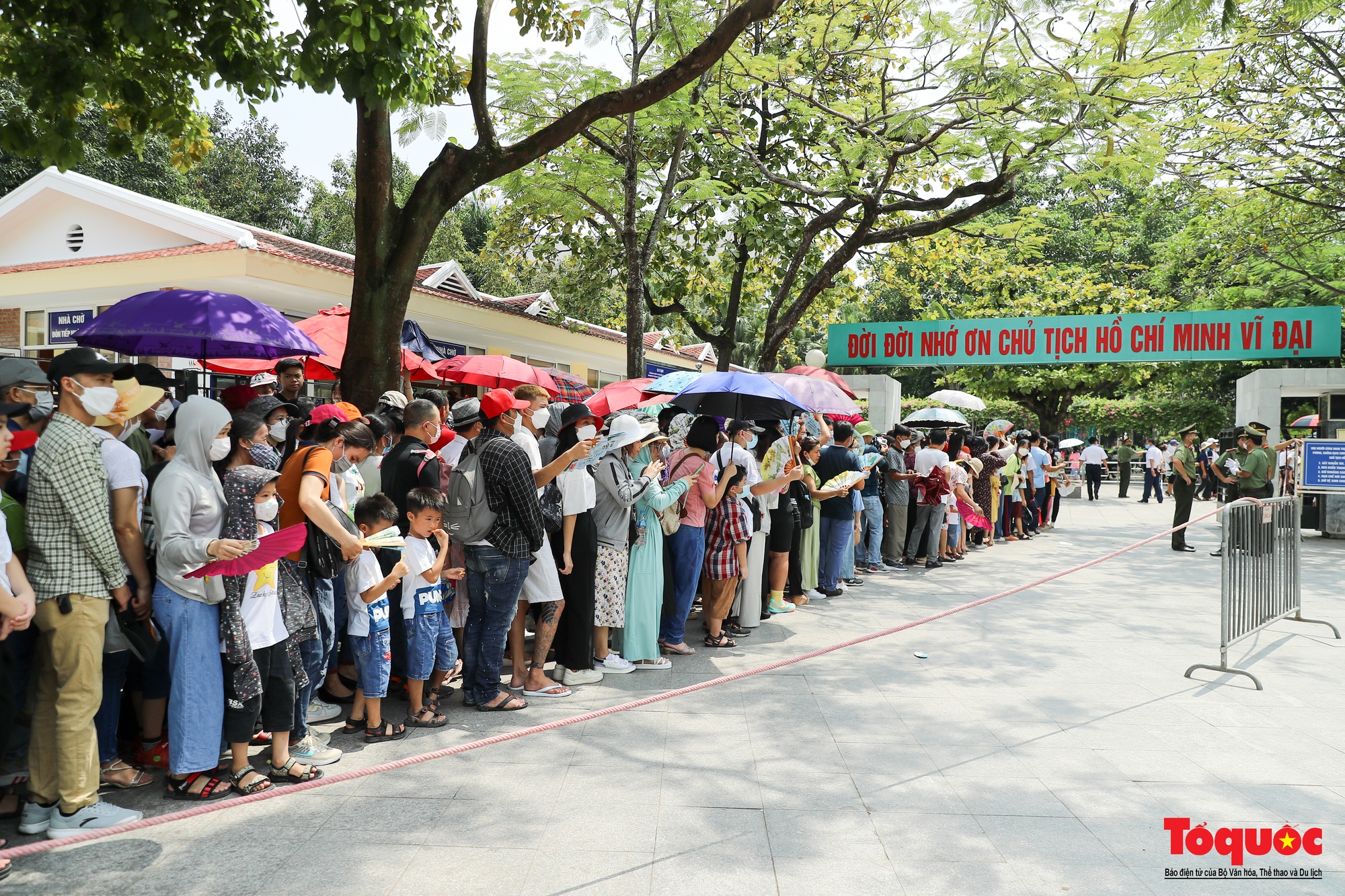 Dòng người nối dài, xếp hàng vào Lăng viếng Bác trong ngày Quốc khánh 2-9 - Ảnh 4.