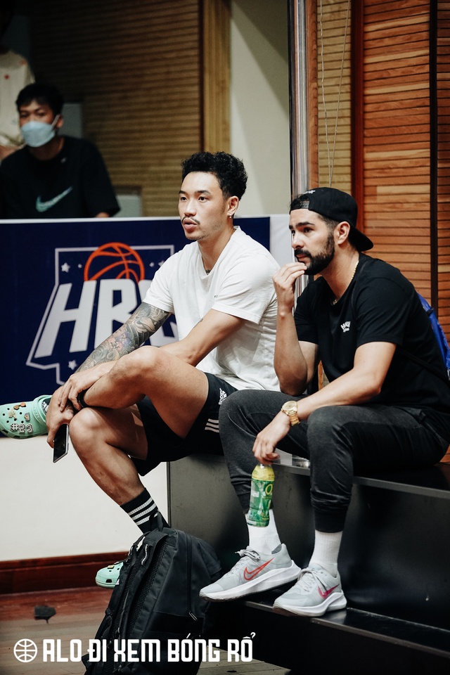 "Lễ hội" bóng rổ lớn nhất năm của Hà Nội: Dàn sao VBA hội tụ, đường xa nhưng khán giả vẫn cực nhiệt - Ảnh 2. "Lễ hội" bóng rổ lớn nhất năm của Hà Nội: Dàn sao VBA hội tụ, đường xa nhưng khán giả vẫn cực nhiệt - Ảnh 2.