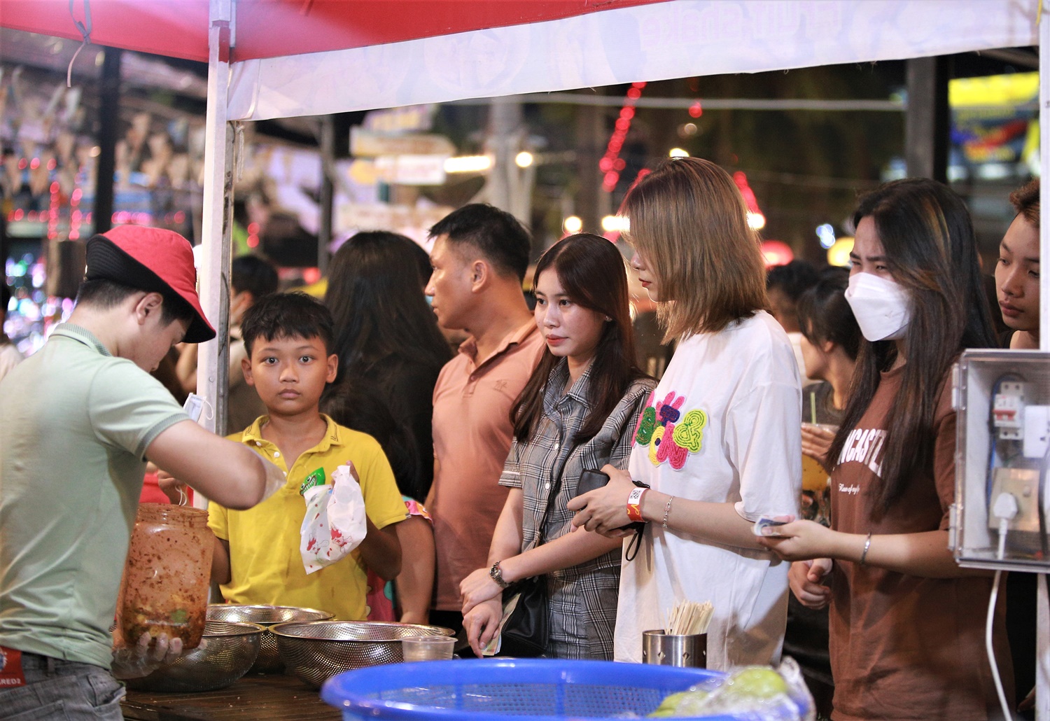 Hàng nghìn người chen chân xem múa lân, chợ đêm Đà Nẵng ken kín lối - Ảnh 12.