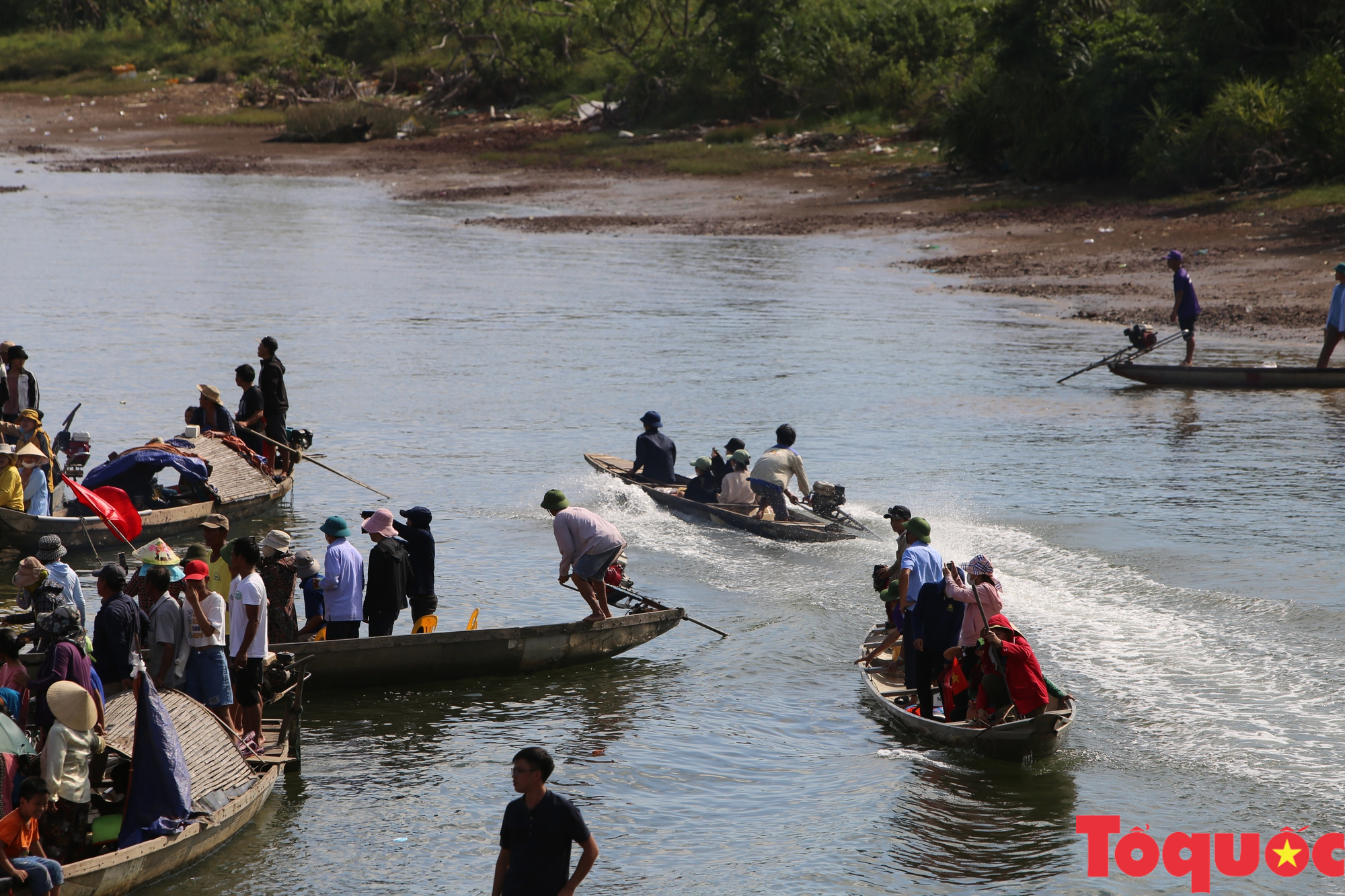 Quảng Bình: Lễ hội "Đua thuyền truyền thống trên sông Nhật Lệ" là di sản văn hoá phi vật thể quốc gia - Ảnh 17.