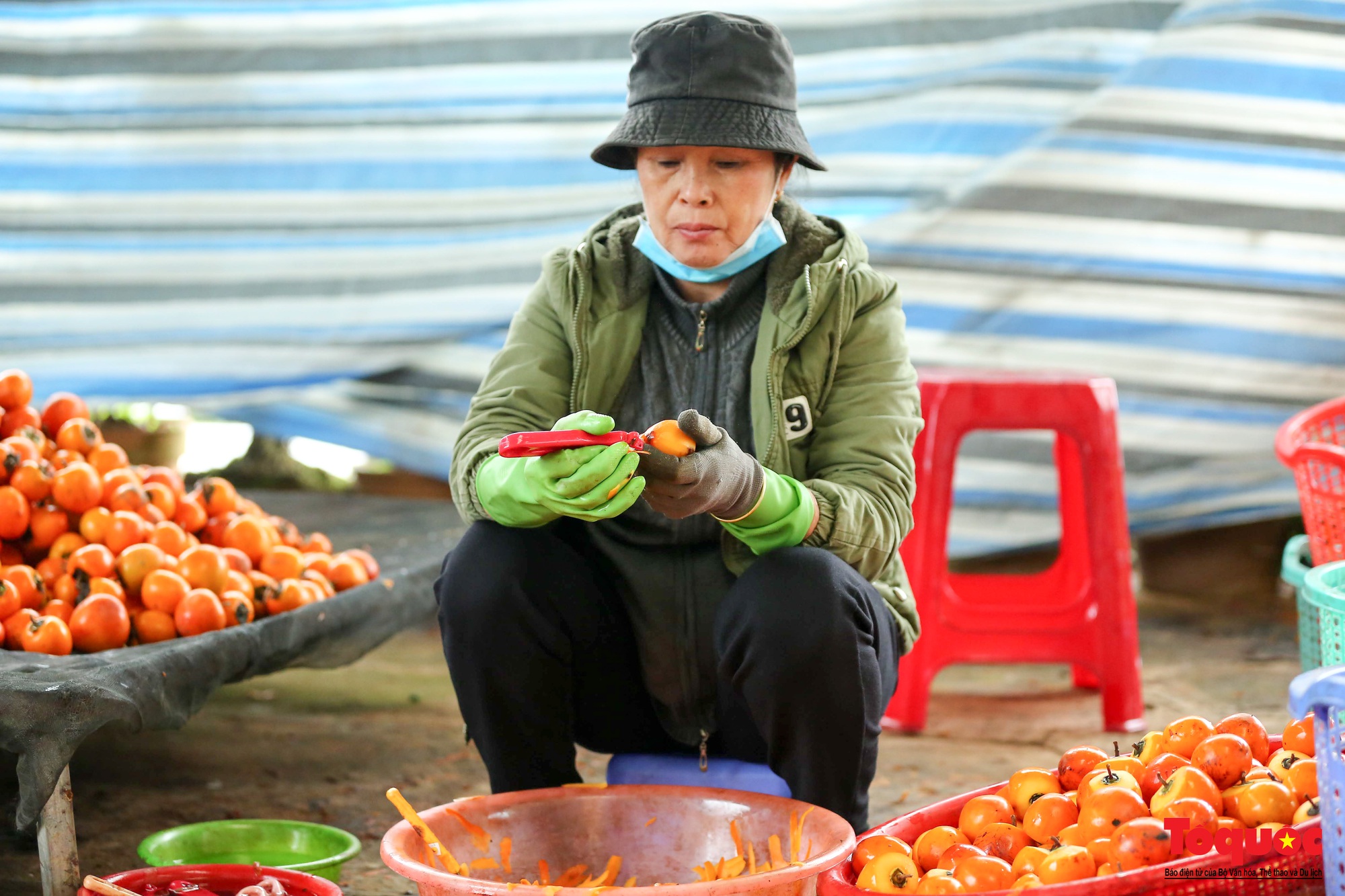 Hồng treo gió Đà Lạt: Đặc sản &quot;kỳ công cho vị ngon xứng đáng&quot; - Ảnh 10.