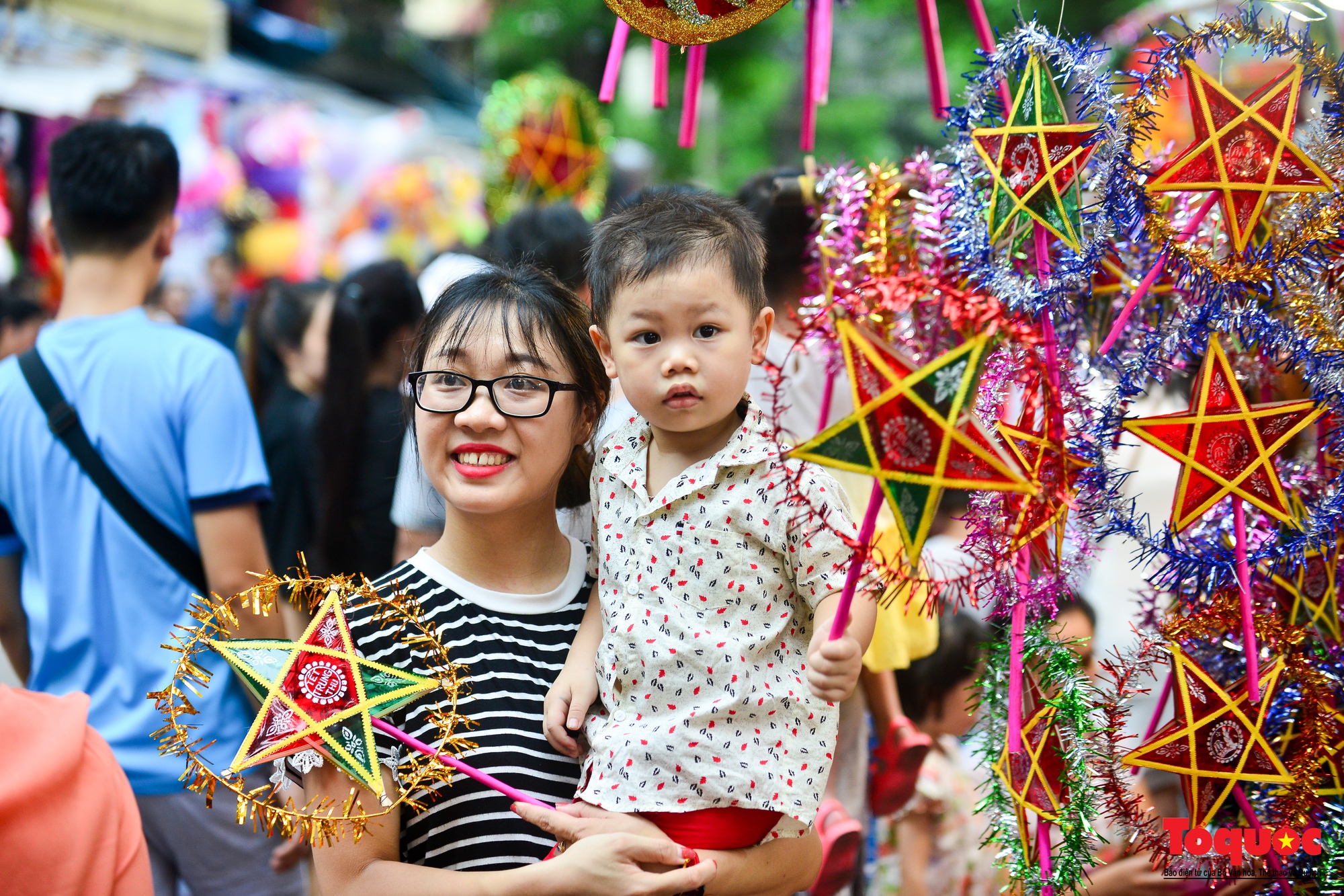 Phố Hàng Mã hấp dẫn du khách nước ngoài đến khám phá trước dịp Tết Trung thu - Ảnh 10.