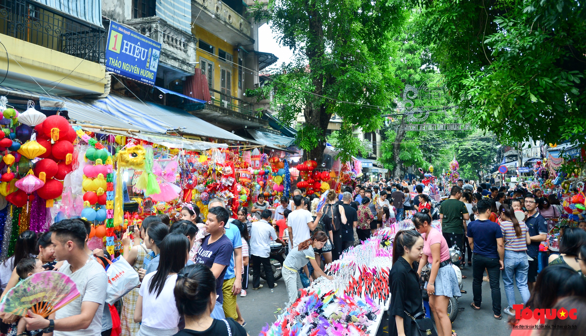 Phố Hàng Mã hấp dẫn du khách nước ngoài đến khám phá trước dịp Tết Trung thu - Ảnh 2.