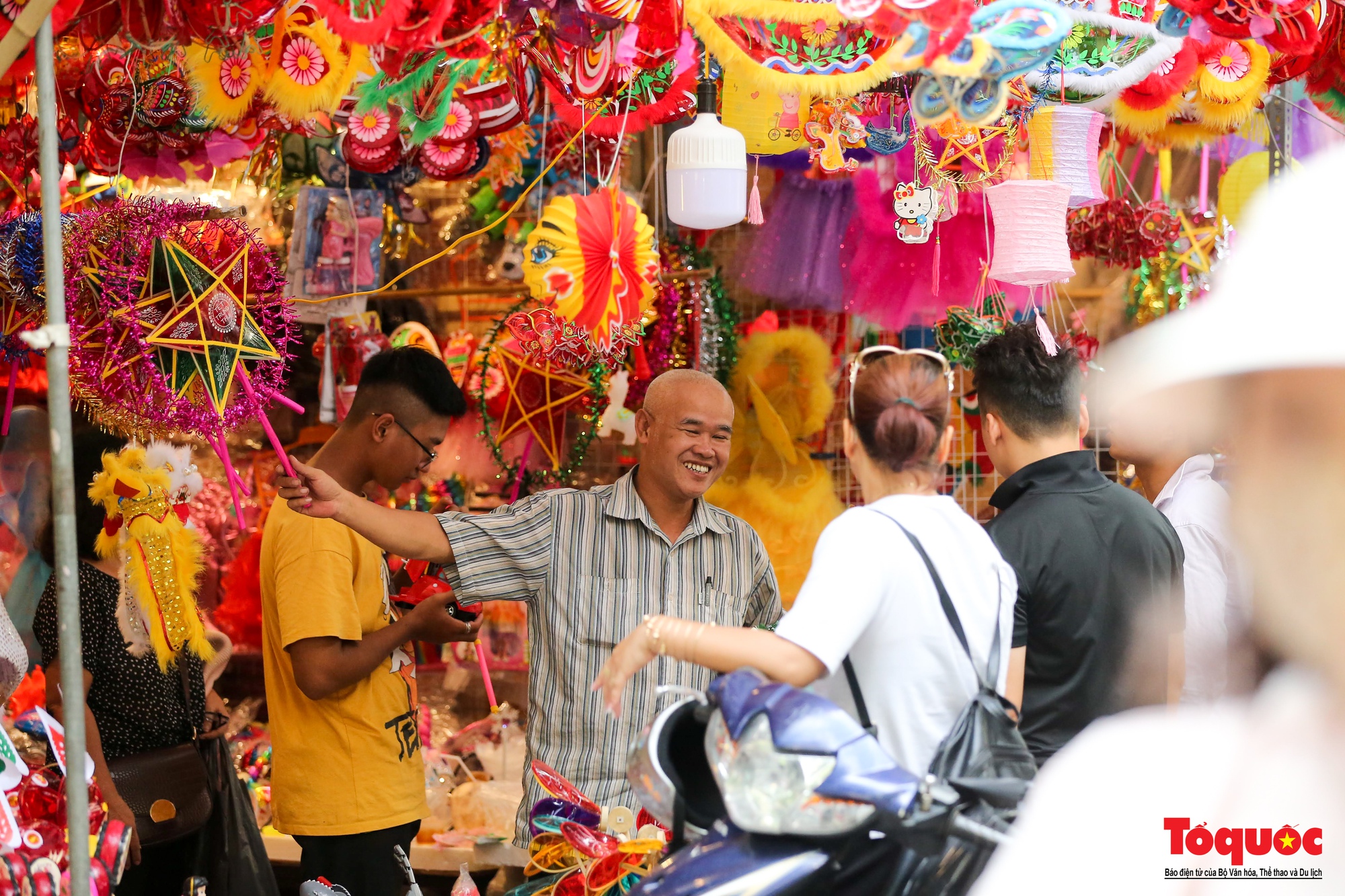 Phố Hàng Mã hấp dẫn du khách nước ngoài đến khám phá trước dịp Tết Trung thu - Ảnh 15.