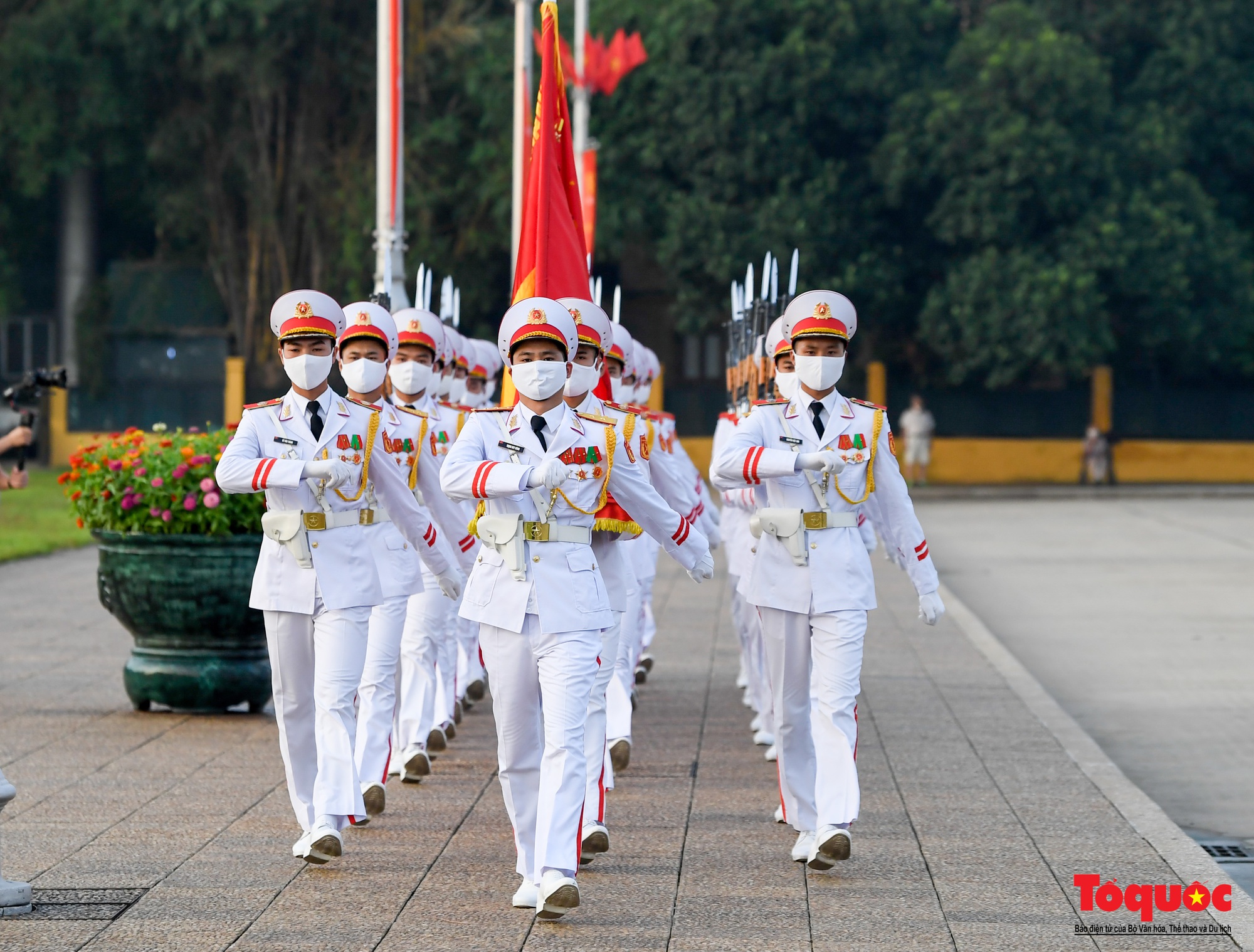 Thiêng liêng nghi Lễ thượng cờ tại Quảng Trường Ba Đình những ngày tháng 9 lịch sử - Ảnh 5.