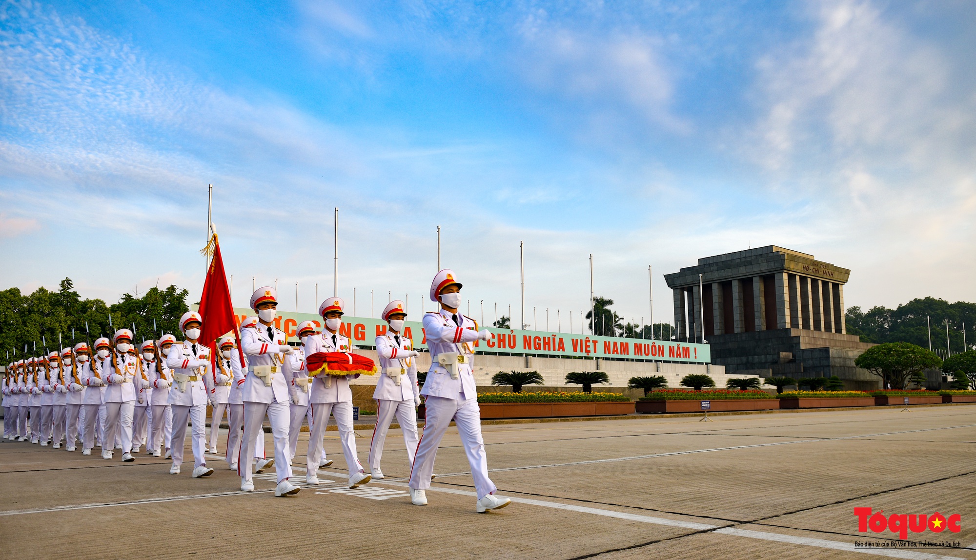 Thiêng liêng nghi Lễ thượng cờ tại Quảng Trường Ba Đình những ngày tháng 9 lịch sử - Ảnh 1.