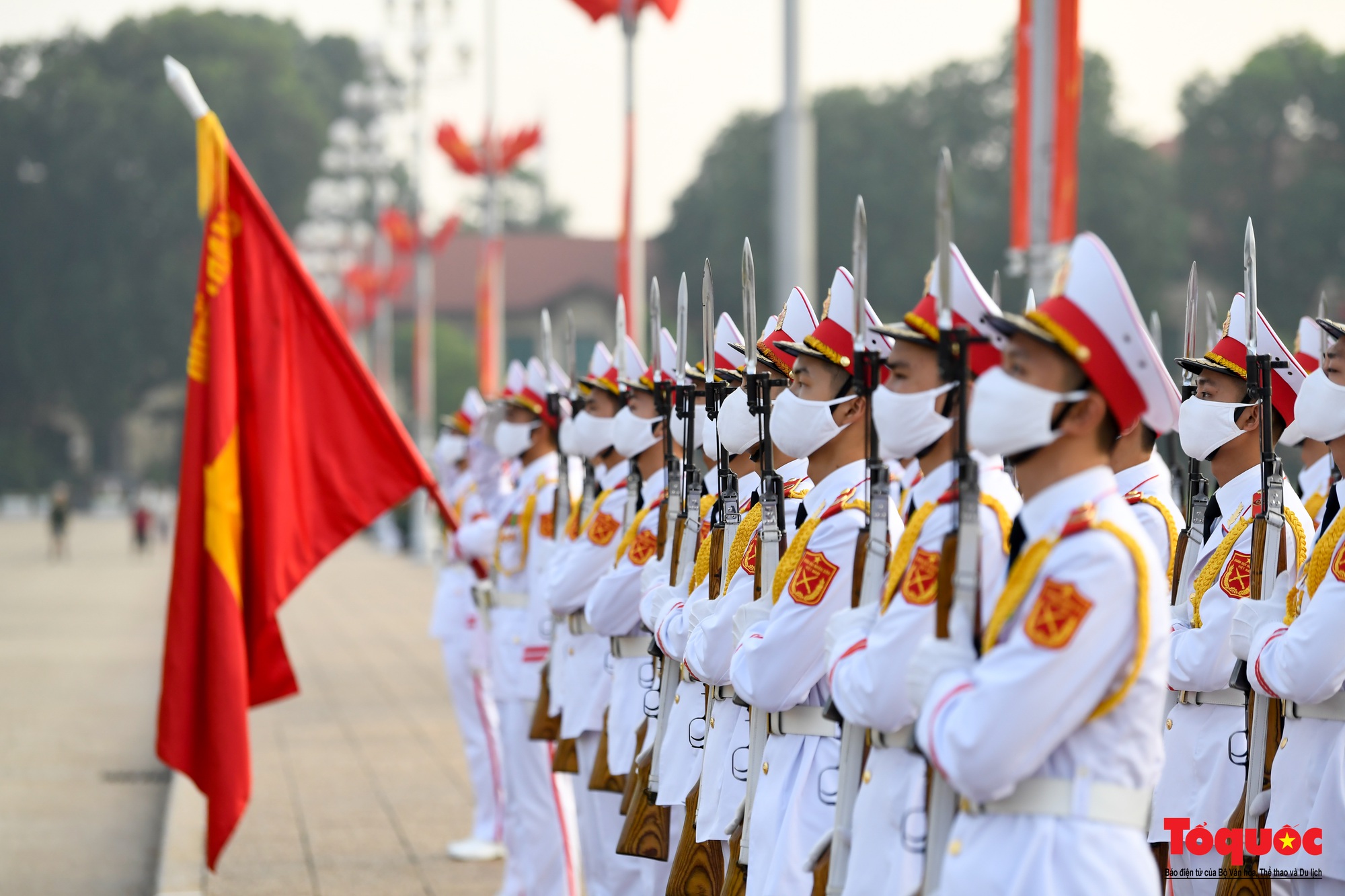 Thiêng liêng nghi Lễ thượng cờ tại Quảng Trường Ba Đình những ngày tháng 9 lịch sử - Ảnh 12.