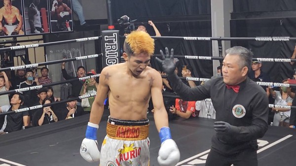 Trần Văn Thảo hạ knock-out tay đấm Philippines, đoạt đai IBA thế giới