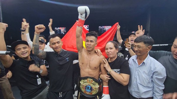 Trần Văn Thảo hạ knock-out tay đấm Philippines, đoạt đai IBA thế giới