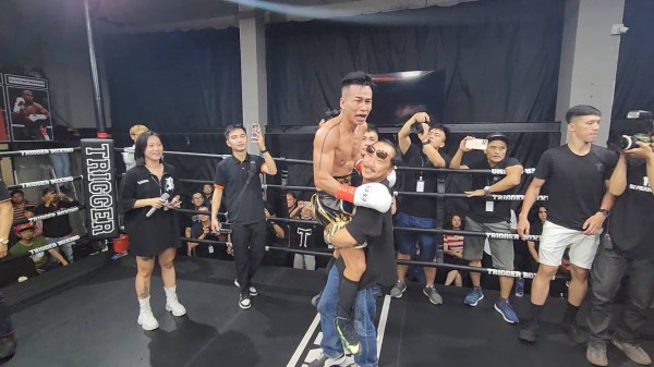 Trần Văn Thảo hạ knock-out tay đấm Philippines, đoạt đai IBA thế giới