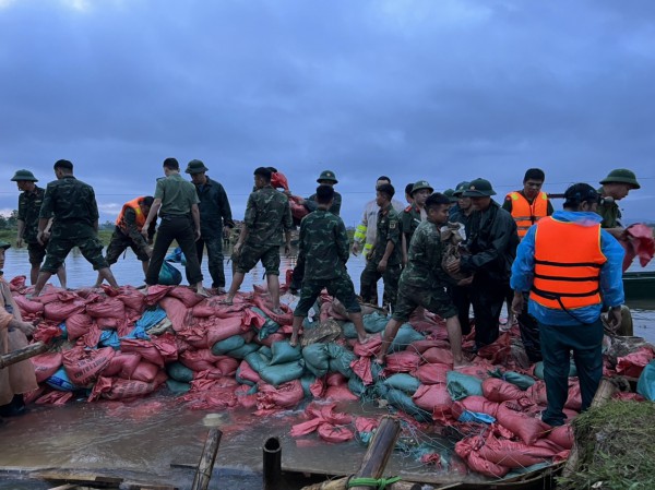 Nghệ An: Thâu đêm cứu đê bị vỡ