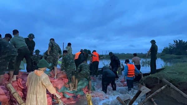 Nghệ An: Thâu đêm cứu đê bị vỡ