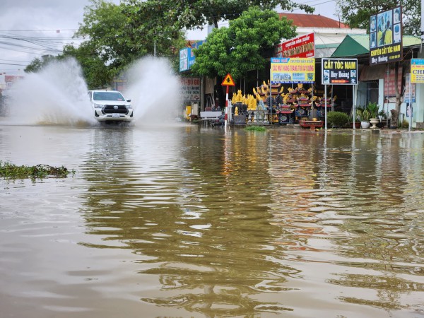 Nghệ An: Quốc lộ 7 ngập sâu trong lũ, giao thông ách tắc