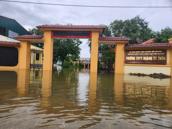 Nghệ An: Quốc lộ 7 ngập sâu trong lũ, giao thông ách tắc