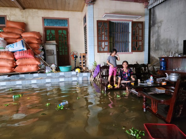 Nghệ An: Người dân vùng lũ tất tả ‘chạy lụt’ Nghệ An: Người dân vùng lũ tất tả ‘chạy lụt’