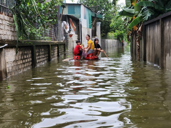 Nghệ An: Người dân vùng lũ tất tả ‘chạy lụt’ Nghệ An: Người dân vùng lũ tất tả ‘chạy lụt’