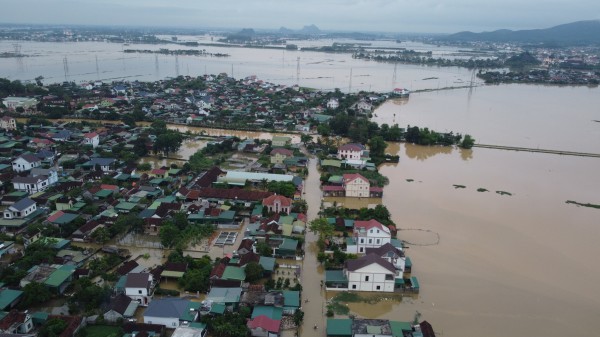 Nghệ An: Người dân vùng lũ tất tả ‘chạy lụt’ Nghệ An: Người dân vùng lũ tất tả ‘chạy lụt’