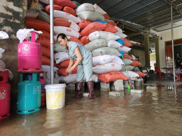 Nghệ An: Người dân vùng lũ tất tả ‘chạy lụt’ Nghệ An: Người dân vùng lũ tất tả ‘chạy lụt’