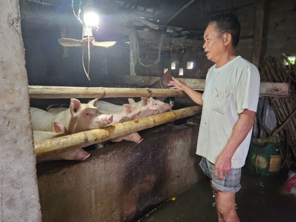 Nghệ An: Người dân vùng lũ tất tả ‘chạy lụt’ Nghệ An: Người dân vùng lũ tất tả ‘chạy lụt’