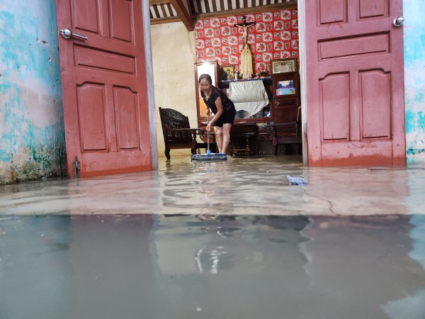 Nghệ An: Người dân vùng lũ tất tả ‘chạy lụt’ Nghệ An: Người dân vùng lũ tất tả ‘chạy lụt’