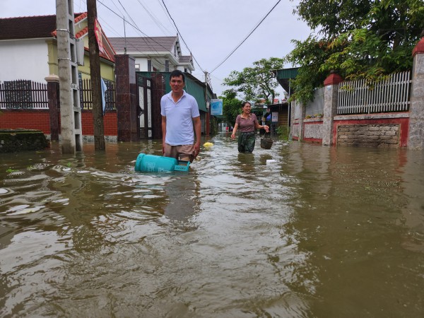 Nghệ An: Người dân vùng lũ tất tả ‘chạy lụt’ Nghệ An: Người dân vùng lũ tất tả ‘chạy lụt’