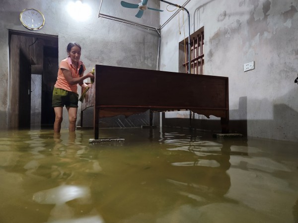 Nghệ An: Người dân vùng lũ tất tả ‘chạy lụt’ Nghệ An: Người dân vùng lũ tất tả ‘chạy lụt’