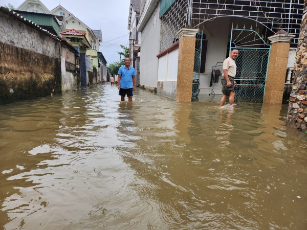 Nghệ An: Người dân vùng lũ tất tả ‘chạy lụt’ Nghệ An: Người dân vùng lũ tất tả ‘chạy lụt’