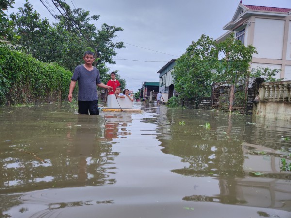 Nghệ An: Người dân vùng lũ tất tả ‘chạy lụt’ Nghệ An: Người dân vùng lũ tất tả ‘chạy lụt’