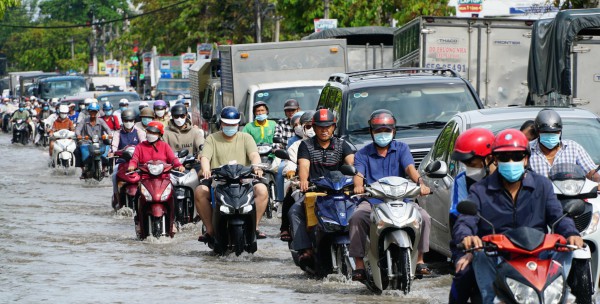 Cần Thơ: Triều cường dâng cao, người dân chật vật vượt 