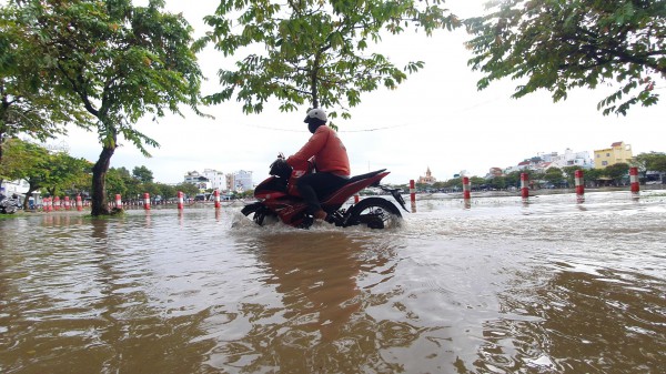 Cần Thơ: Triều cường dâng cao, người dân chật vật vượt 