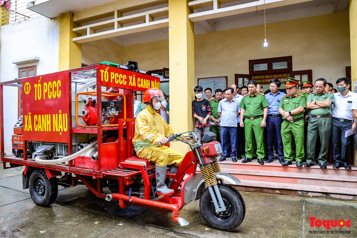 Hà Nội: Mô hình xe ba gác PCCC len lỏi ngõ nhỏ dập tắt đám cháy ở làng nghề  - Ảnh 2.