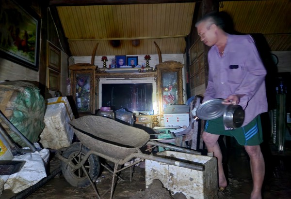 Nghệ An: Người dân tất tả chạy lũ quét kinh hoàng trong đêm