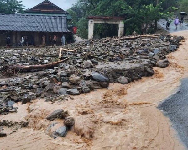 Lũ quét kinh hoàng ở huyện miền núi Kỳ Sơn, Nghệ An