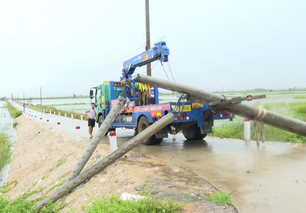 Quảng Bình: 4 người bị thương nặng trong vụ xe cấp cứu va trụ điện trên xe cẩu