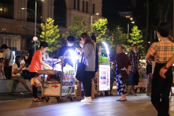 Hàng rong mang bếp nướng, xe bò viên... tràn xuống phố đi bộ Nguyễn Huệ