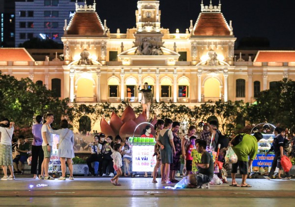 Hàng rong mang bếp nướng, xe bò viên... tràn xuống phố đi bộ Nguyễn Huệ