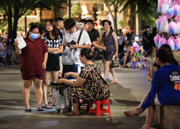 Hàng rong mang bếp nướng, xe bò viên... tràn xuống phố đi bộ Nguyễn Huệ