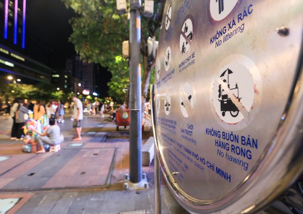 Hàng rong mang bếp nướng, xe bò viên... tràn xuống phố đi bộ Nguyễn Huệ
