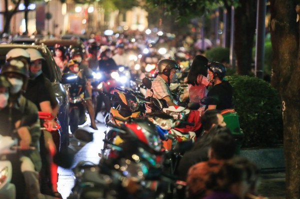 Hàng rong mang bếp nướng, xe bò viên... tràn xuống phố đi bộ Nguyễn Huệ
