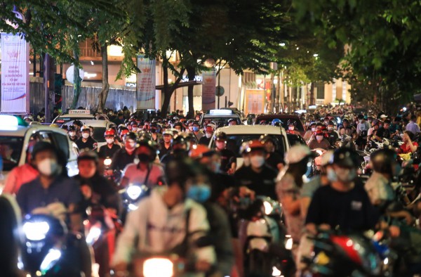 Hàng rong mang bếp nướng, xe bò viên... tràn xuống phố đi bộ Nguyễn Huệ