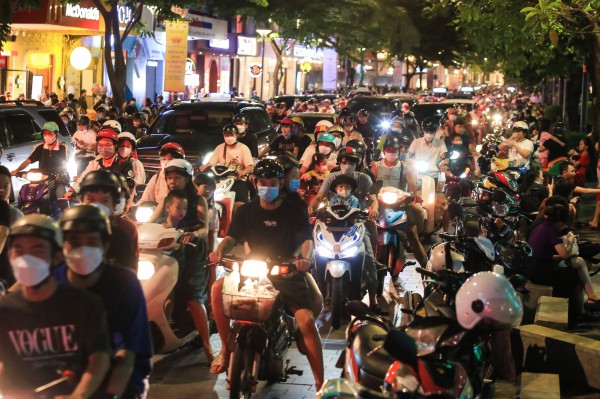 Hàng rong mang bếp nướng, xe bò viên... tràn xuống phố đi bộ Nguyễn Huệ