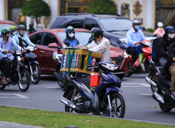 Hàng rong mang bếp nướng, xe bò viên... tràn xuống phố đi bộ Nguyễn Huệ