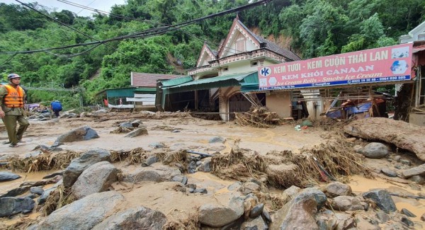 Hình ảnh tan hoang sau cơn lũ ống ở Nghệ An