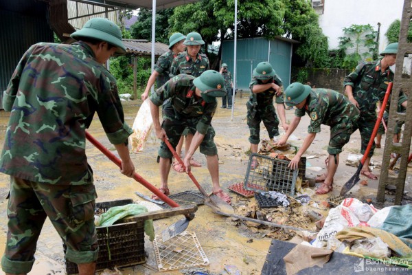 Nghệ An: Hàng trăm cán bộ, chiến sỹ, thanh niên hỗ trợ Thanh Chương vệ sinh môi trường