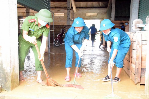 Nghệ An: Hàng trăm cán bộ, chiến sỹ, thanh niên hỗ trợ Thanh Chương vệ sinh môi trường