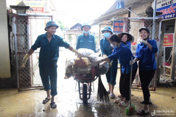 Nghệ An: Hàng trăm cán bộ, chiến sỹ, thanh niên hỗ trợ Thanh Chương vệ sinh môi trường